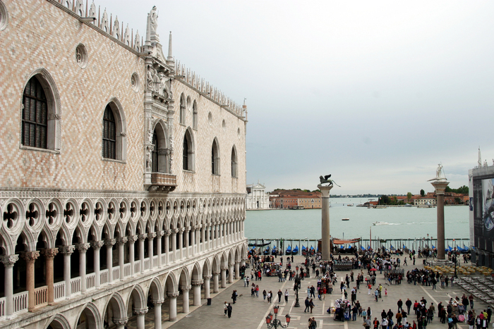 Veneţia:  vedere spre Palatul Ducal din balconul Bazilicii San Marco.