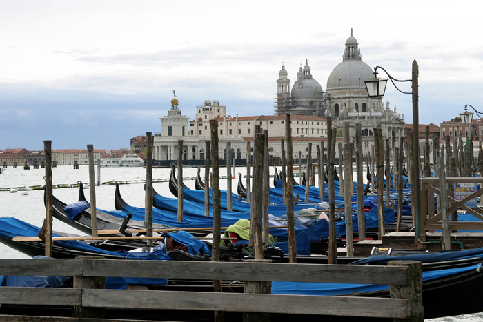 Veneţia: gondole.