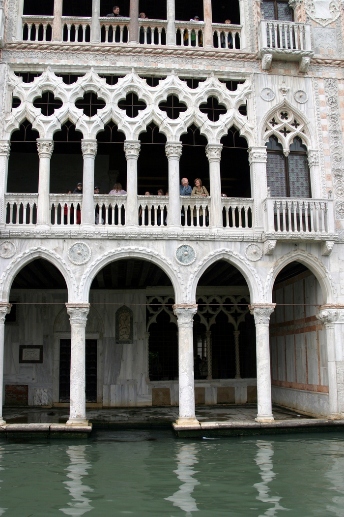 Casă veneţiană văzută din gondolă.