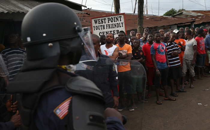 Forţe de securitate liberiene asigură carantina în mahalaua numită West Point din Monrovia, Liberia, 20 august 20 2014
