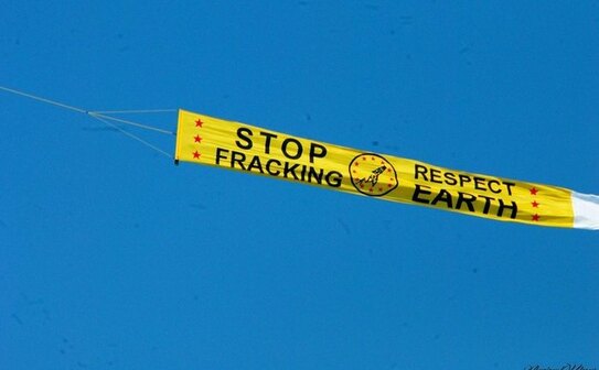 Banner anti-fracturare, purtat de un avion deasupra litoralului românesc, 10 august 2014. (Marcel Almajanu)