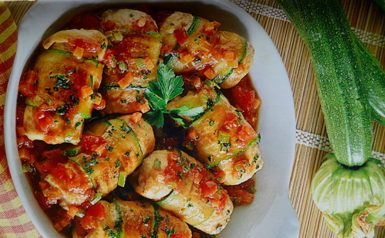 Rulouri de piept de curcan în sos de roşii. (Mioara Stoica/Epoch Times România)