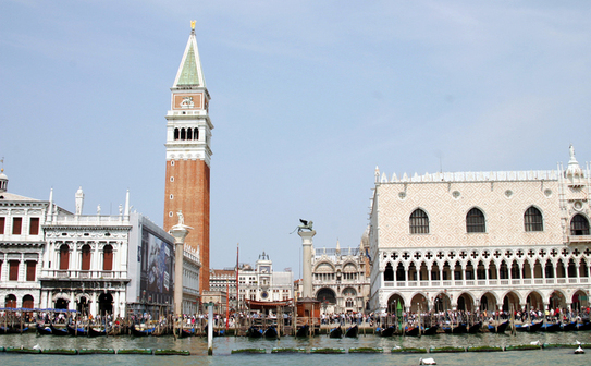 Veneţia: Bazilica San Marco, Palatul Ducal, Campanile de San Marco, văzute din "vaporetto". (Mioara Stoica/Epoch Times România)