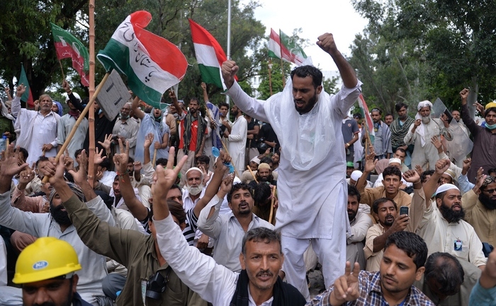 Suporterii clericului Tahir ul Qadri (din Canada) şi ai vedetei de cricket devenită politician - Imran Khan - strigând slogane anti-guvernamentale în Islamabad 1 septembrie 2014.