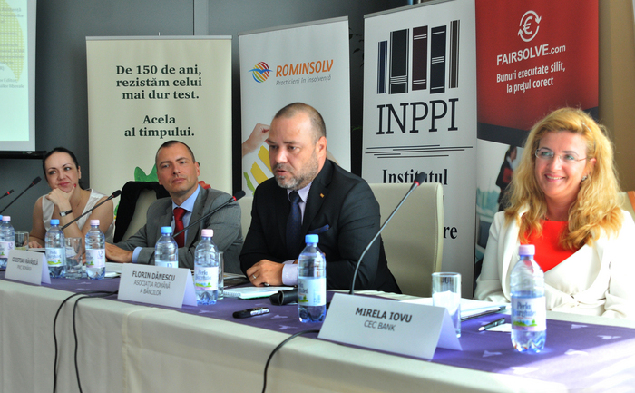 Conferinţă despre insolvenţă, organizată de Legalmagazin. În imagine,  Andeea Deli Diaconescu (INPPI), Cristian Răvăşilă (PWC România), Florin Dănescu (Asociaţia Romînă a Băncilor) şi Mirela Iovu (CEC Bank)