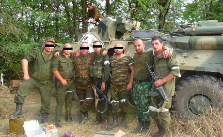 Anton Tumanov cu soldaţii ruşi în Doneţk, Ucraina. (Vkonkt)