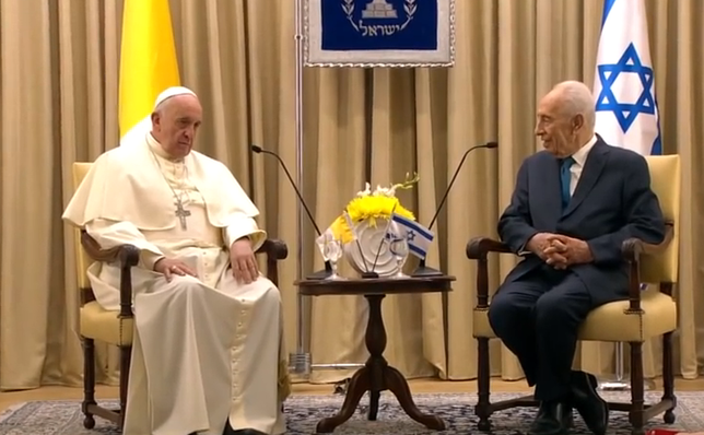 Simon Peres şi papa Francis la o întrunire oficială. (Captură.)