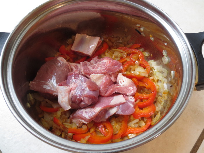 Ceapa şi ardeiul şi un căţel de usturoi se toacă mărunt, apoi se călesc în puţin ulei. Se adaugă o linguriţă de paprică şi carnea tăiată în bucăţele.