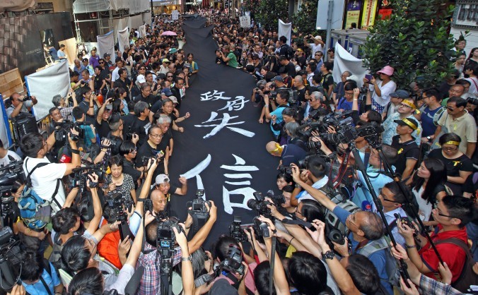 4000 de suporteri ai mişcării Occupy Central din Hong Kong participă la marşul Cămăşilor Negre, purtând bluze negre şi panglici galbene, precum şi 450 de metri de bannere - de asemenea negre. Hong Kong, 14 septembrie 2014