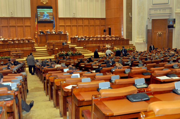 Parlamentul României, Şedinţa Comună a Camerei Deputaţilor şi Senatului privind prezentarea Moţiunii de cenzură iniţiate de 171 deputaţi şi senatori.
