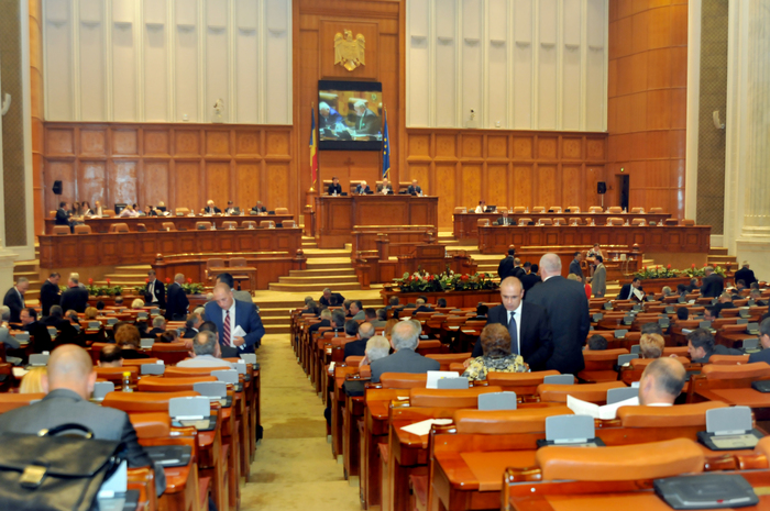 Parlamentul României, Şedinţa Comună a Camerei Deputaţilor şi Senatului privind prezentarea Moţiunii de cenzură iniţiate de 171 deputaţi şi senatori.