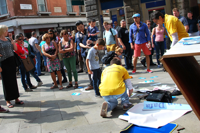 Practicantii Falun Gong sunt agresati in timpul unei manifestatii pacifice desfasurate In Piata Campo S.Bartolomeo, in Venetia, Italia.