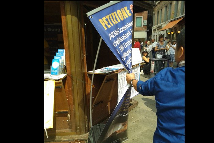 Practicantii Falun Gong sunt agresati in timpul unei manifestatii pacifice desfasurate In Piata Campo S.Bartolomeo, in Venetia, Italia.