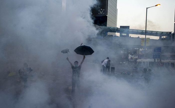Student demonstrând în Hong Kong în timpul violenţelor create de poliţia care a încercat să zbrobească mişcarea Occupy