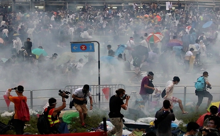 Poliţia din Hong Kong tratează demonstranţii pro-democraţie cu gaz lacrimogen. 28 septembrie 2014