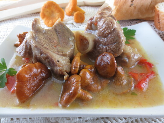 Tocăniţă din gălbiori cu carne şi usturoi (Maria Matyiku / Epoch Times)