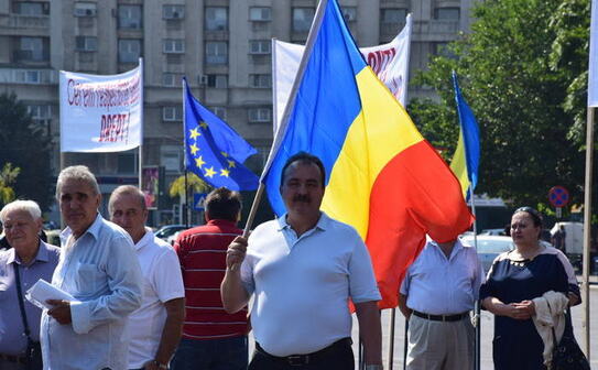 Protest al revoluţionarilor în faţa Palatului Victoria (Eugen Horoiu/Epoch Times)