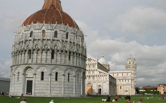 Pisa, Italia: Domul, Baptisteriul, Campanile şi Turnul Înclinat sunt considerate capodopere ale arhitecturii medievale. (Mioara Stoica/Epoch Times România)