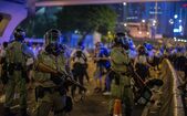 Poliţie anti-revoltă în Hong Kong (Anthony Kwan/Getty)