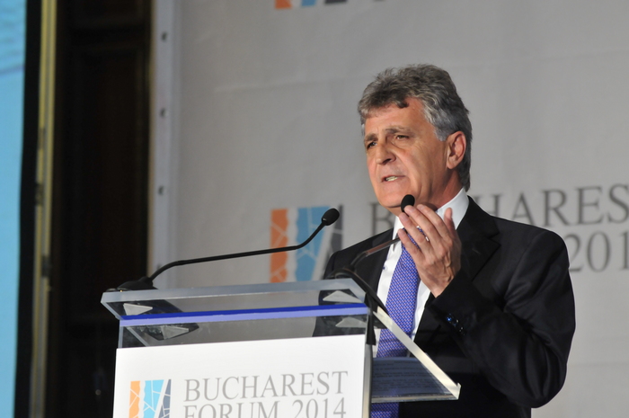Palatul Parlamentului, Ediţia a-III-a ediţie a Bucharest Forum 2014. În imagine, Mircea Duşa, Ministrul Apărării Naţionale