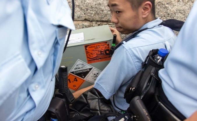 Cutii cu semn de avertizare au fost transportate de poliţie în Biroul Directorului Executiv din Hong Kong.