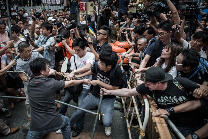 Grupuri organizate de civili au atacat demonstranţii în Hong Kong, în timp de forţele de ordine asistau pasive.