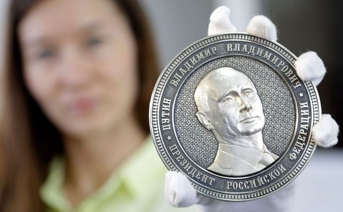 
Monedă comemorativă ce marchează anexarea Crimeei de către Federaţia Rusă.