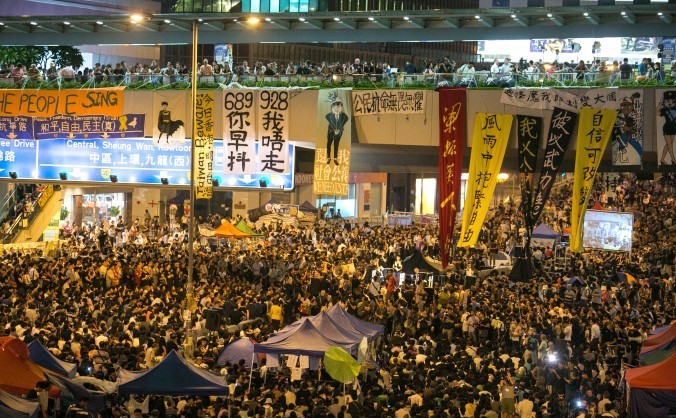 

Mii de manifestanţi pro-democraţie se află în ceea ce ei numesc “Piaţa Umbrelelor”, în districtul Central al Hong Kong-ului, 10 octombrie 2014.
