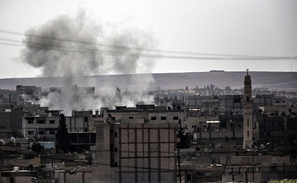 Fumul se ridică din oraşul sirian Kobane, unde au loc intense lupte între ISIL şi luptătorii kurzi. (BULENT KILIC/AFP/Getty Images)