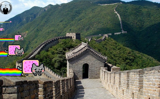 Poză folosită de hackeri în timpul Operaţiunii Hong Kong. Nyan Cat, o temă populară pe internet şi în China, zburând peste Marele Zid Chinezesc.