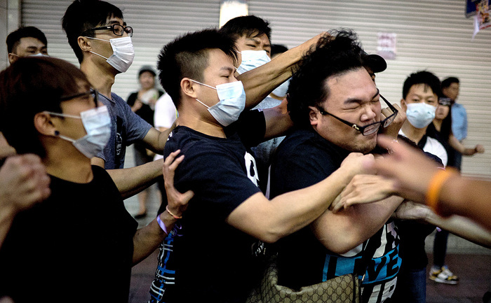 
Manifestanţii din Hong Kong s-au încleştat cu zeci de barbaţi mascaţi la principalul loc de protest din centrul orasului.