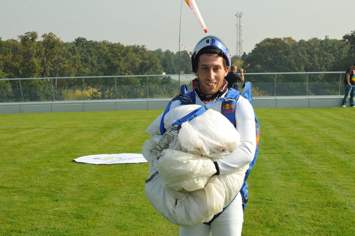Alexandru Nicolau, campion mondial la paraşutism