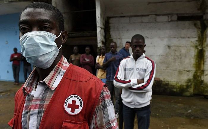 Membrii Crucii Roşii Liberiene caută trupuri neînsufleţite în Monrovia, Liberia, în 3 octombrie 2014. Virusul Ebola a afectat puternic serviciile medicale deja slăbite ale ţării.