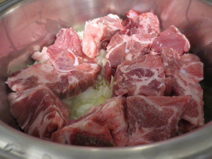 Se adaugă ceapa şi usturoiul tocat şi se găteşte până când ceapa începe să sticlească.  Se pun apoi bucăţile de carne.