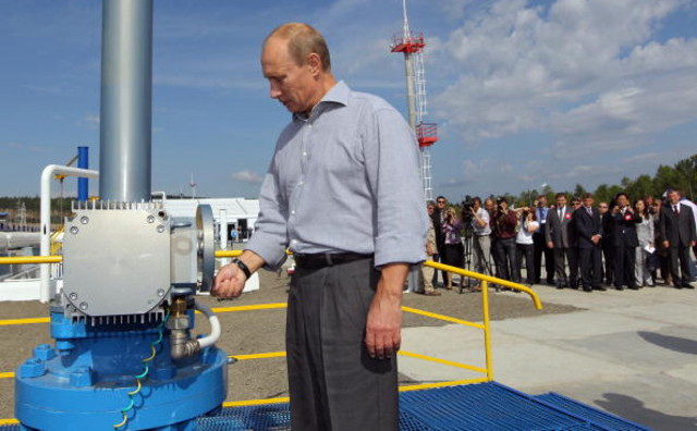 
Preşedintele rus Vladimir Putin într-o inspecţie pe teren.