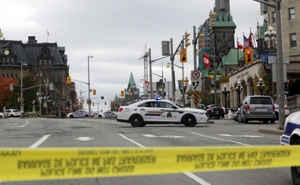 Politia Ottawa stand de paza pe Wellington Street, dupa atentatul de la National War Memorial.