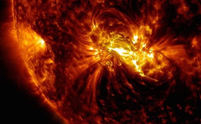
O explozie solară în jumătatea inferioară a Soarelui observată în 21 octombrie 2014 de Observatorul Solar Dynamics de la NASA.