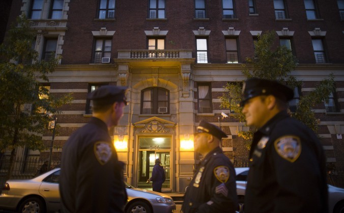 Blocul de apartamente în care locuieşte Craig Spencer, medicul infectat cu ebola din New York. 23 octombrie 2014
