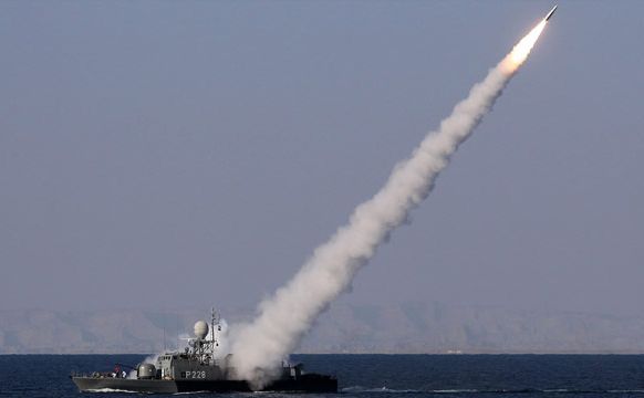 

O navă iraniană lansează o rachetă în timpul unui antrenament în Marea Oman, ianuarie 2012.
