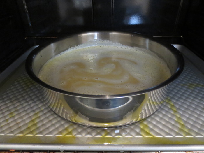 Se pune cratiţa în tava pregătită cu apă şi se coace în cuptor timp de 50-55 de minute