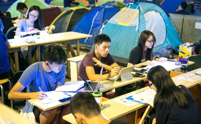 

Studenţii învaţă în aşa zisul “Colţ pentru Studiu”, care a fost înfiinţat de câţiva activişti astfel încât studenţii să-şi poată face temele şi să studieze în acelaşi timp în care protestează în Districtul Central din Hong Kong, 14 octombrie 2014.
