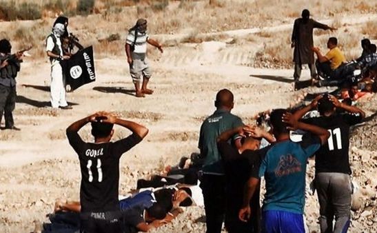 
Imagine confirmată a fi publicată de Statul Islamic şi prezintă un masacru similar cu cel în care au fost implicaţi cei 600 de prizonieri.