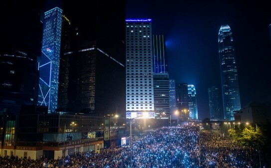 Manifestanţi pro-democratici se adună pentru cea de-a treia noapte în Hong Kong, 30 septembrie 2014. (Philippe Lopez/AFP/Getty Images)