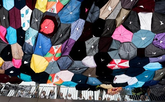 Expoziţie de umbrele rupte în timpul protestelor din Hong Kong. 4 octombrie 2014 (Alex Ogle/AFP/Getty Images)