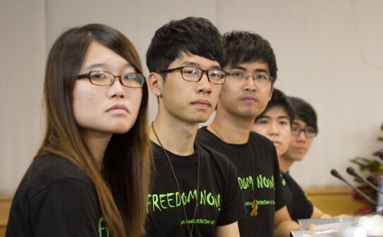 Studenţi ai mişcării Occupy se întâlnesc cu oficialii guvernului în cartierul Aberdeen din Hong Kong pentru prima dată de la începerea protestelor, 21 octombrie 2014. (Benjamin Chasteen/Epoch Times)
