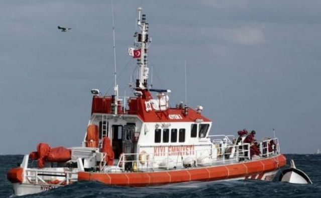 

Echipele de salvare recuperează o ambarcaţiune scufundată lângă satul Garipce din apropierea Istanbulului, 3 noiembrie 2014.
