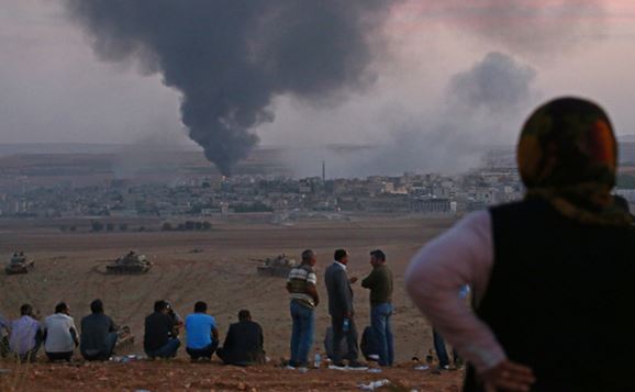 Lovituri aeriene împotriva unor poziţii ale Statului Islamic din oraşul sirian Kobane. (Getty Images)
