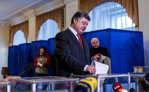 
Preşedintele ucrainean Petro Poroşenko îşi aruncă buletinul de vot în urna unei secţii de votare din Kiev, în cadrul alegerilor parlamentare din 26 octombrie 2014.