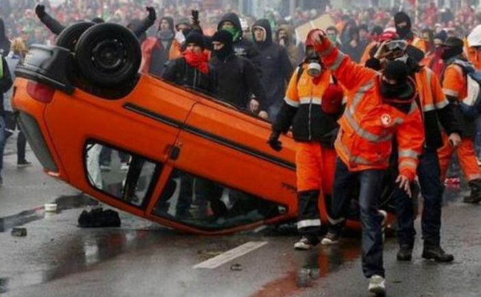 Încleştări violente în Bruxelles între manifestanţii antiguvern şi forţele de ordine, 6 noiembrie 2014. (Captură Foto)