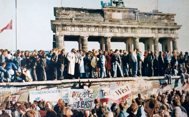
Poarta Brandenburg se vede în spatele Zidul Berlinului, la scurt timp înainte de prăbuşirea sa în 1989.